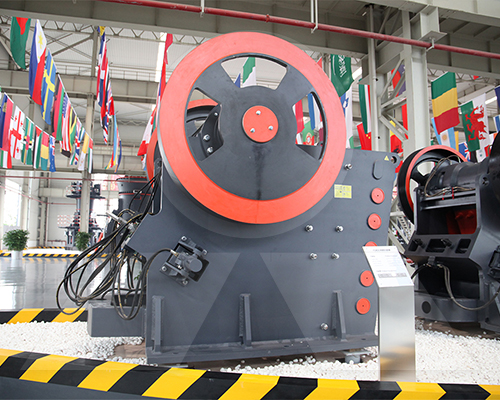 客戶來廠參觀 歐版顎式破碎機(jī)展廳圖